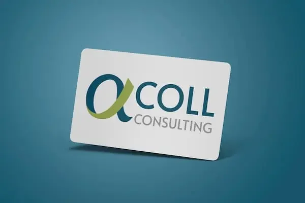 Logotipo diseñado para Coll Consulting, aplicado sobre una tarjeta de visita