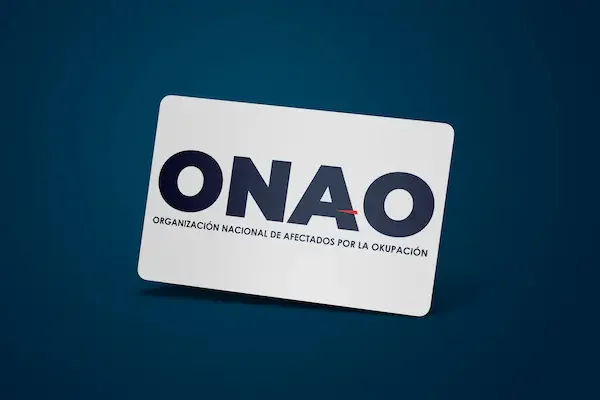 Logotipo de empresa aplicado sobre un soporte de presentación